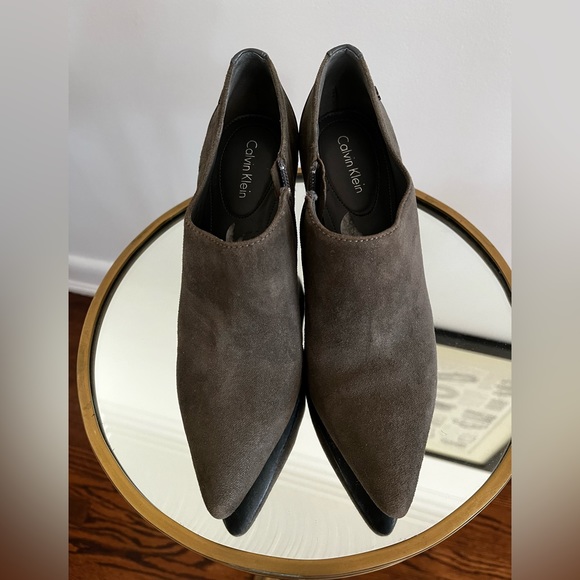 GREY SUEDE AND PATENT LEATHER SHOOTIES - Picture 7 of 9